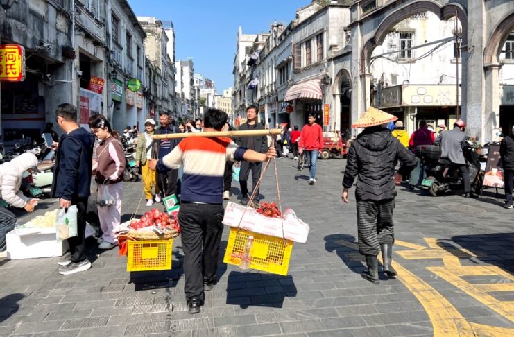 Hainan: l’isola tropicale della Cina che non ti aspetti venditore ad haikou nell' isola di hainan