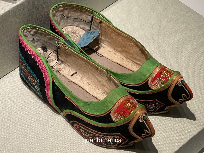 calzature esposte all' Hainan Provincial Museum nell' isola di hainan