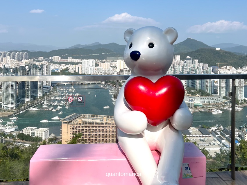 statua di un orsetto sul punto panoramico di sanya
