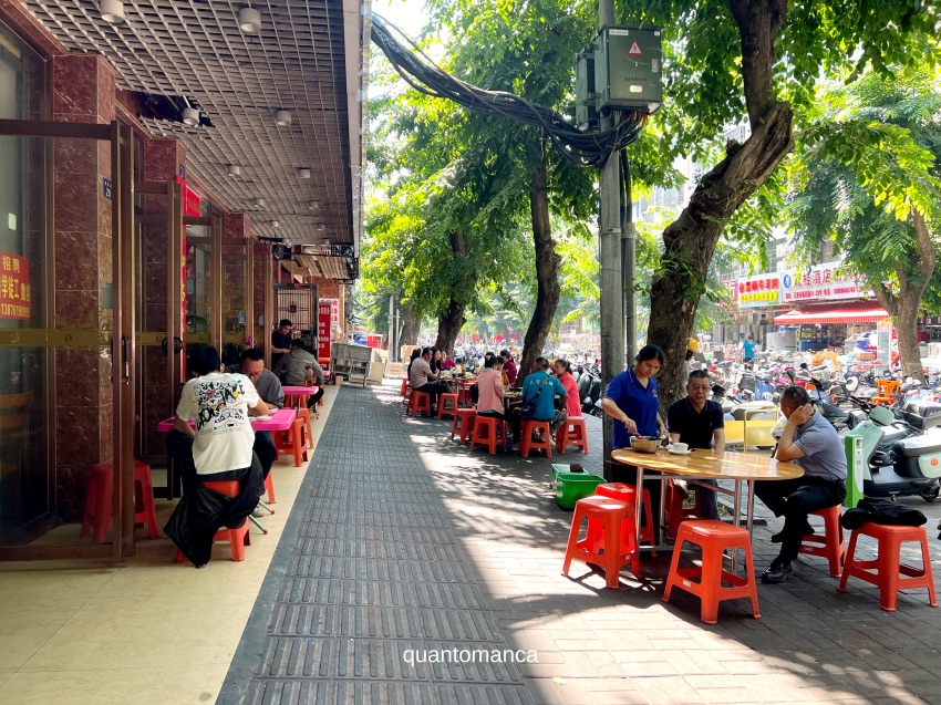 banchi di street intorno al mercato di sanya
