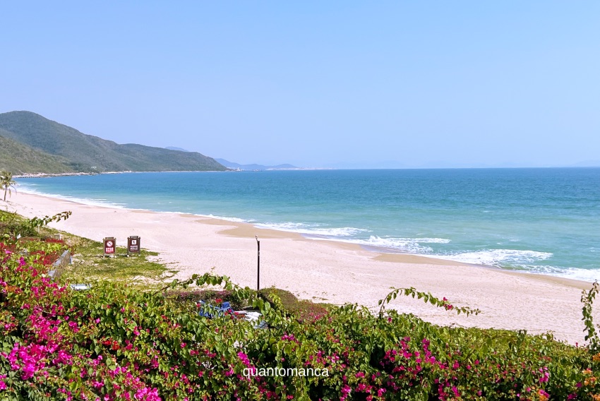 spiaggia e mare a sanya sull' isola di hainan cina