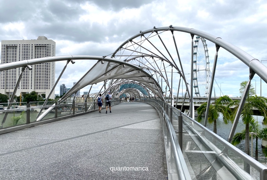 Ponte Helix collega il quartiere di Marina Centre al Marina Bay Sands