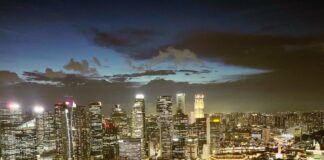 Singapore cosa vedere: le attrazioni principali in due giorni le luci dei grattacieli di singapore visti di notte