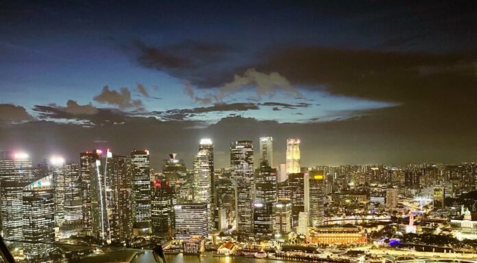 Singapore cosa vedere: le attrazioni principali in due giorni le luci dei grattacieli di singapore visti di notte